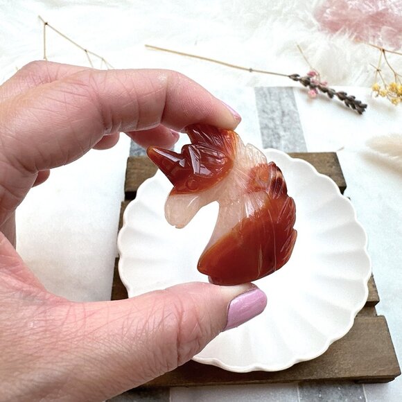 Gorgeous Small Unicorn Carving - Picture 4 of 6